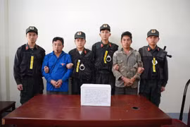 Bắt quả tang 2 đối tượng, thu giữ 5 bánh heroin ngay chiều mùng 1 Tết