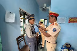 Cảnh sát giao thông đường sắt tăng cường kiểm tra nồng độ cồn, siết chặt an toàn chạy tàu dịp Tết Bính Ngọ