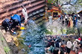 Mùng 5 Tết, người dân và du khách đổ về Giếng Ngọc ở Bắc Ninh cầu bình an, tài lộc