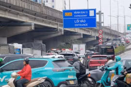 Giao thông Hà Nội sáng 26/2: Cầu Thăng Long sự cố xe tải, nhiều tuyến ùn chậm