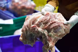 Cơ sở đưa thịt lợn nhiễm dịch tả châu Phi vào bữa ăn trẻ mầm non ở Thái Nguyên bị phạt 22,5 triệu đồng liệu có thoả đáng?