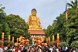 Mùng 4 Tết: Dòng người 'nườm nượp' về chùa Khai Nguyên cầu bình an