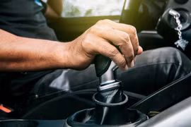 Năm lý do khiến hộp số sàn vẫn đáng để học lái