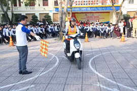 Cảnh sát giao thông Nghệ An hướng dẫn kỹ năng lái xe an toàn cho học sinh THPT