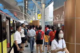 Tết Nguyên đán, đông đảo người dân sử dụng đường sắt đô thị Hà Nội