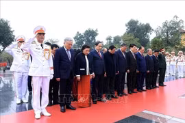 Lãnh đạo Đảng, Nhà nước đặt vòng hoa, tưởng niệm các Anh hùng liệt sĩ