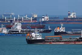 Iran 'phân làn' eo biển Hormuz, tàu thuyền vẫn tắc nghẽn