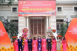 Trưng bày gần 800 tư liệu tại Triển lãm 'Đảng Cộng sản Việt Nam qua các kỳ Đại hội'