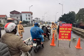 Công an tỉnh Phú Thọ triển khai các điểm hỗ trợ người dân về quê đón Tết