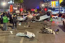 Tạm giữ hình sự tài xế Lexus tông liên hoàn xe ô tô ở Hà Nội