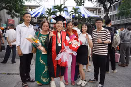 Bầu đôi 8 tháng rưỡi vẫn đi nhận bằng: Nữ bác sĩ gây xúc động với hành trình ‘không lùi bước’