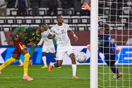 Cameroon hạ gục Nam Phi 2-1: 'Sư tử bất khuất' hiên ngang tiến vào tứ kết AFCON