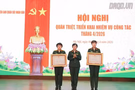 Đạo diễn phim 'Mưa đỏ' được trao Huân chương Lao động hạng Ba