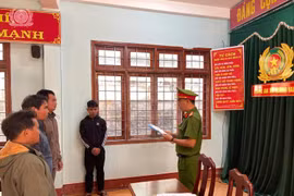 Bị dừng xe kiểm tra, thanh niên tông Cảnh sát giao thông bị thương