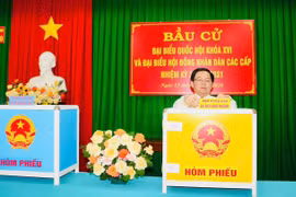 Phó Thủ tướng Chính phủ Hồ Quốc Dũng cùng cử tri Gia Lai tham gia bầu cử