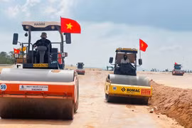 Gia Lai: Hơn 700 máy móc cùng hàng nghìn công nhân hối hả ngày đêm thi công sân bay Phù Cát