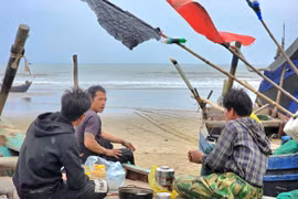 Trước giờ ra khơi, ngư dân Thanh Hóa tranh thủ đi bầu cử
