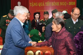Phó Chủ tịch Thường trực Quốc hội Đỗ Văn Chiến tặng quà Tết tại Tuyên Quang