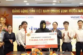 Trúng xổ số hơn 114 tỷ đồng nhờ mua vé trên điện thoại