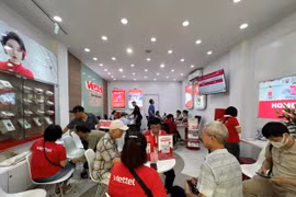Người dân xếp hàng xác thực thuê bao di động trong ngày đầu áp dụng quy định mới
