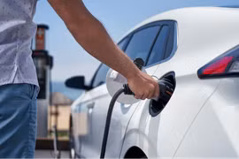 Năm thói quen cần bỏ ngay khi lái xe điện