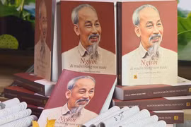 GS.TS Trình Quang Phú ra mắt cuốn truyện ký “Người đi muôn trùng non nước”