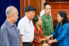 Chủ tịch Ủy ban Trung ương MTTQ Việt Nam Bùi Thị Minh Hoài thăm, tặng quà tại Ninh Bình
