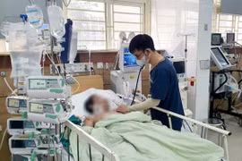 Bác sĩ cảnh báo hiểm hoạ chết người do uống rượu từ cồn công nghiệp gắn mác 'rượu ngâm'