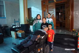 Câu chuyện kỳ lạ về người đàn ông cứng đơ như khúc gỗ, cưới vợ đẹp, con ngoan, xây nhà tiền tỷ
