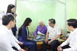 Chủ nhiệm Ủy ban Kiểm tra Trung ương thăm, tặng quà gia đình chính sách, người có công tại Lạng Sơn