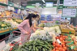Mùng 2 Tết: Người dân bất ngờ 'đổ xô' ra chợ, siêu thị sau ngày trầm lắng