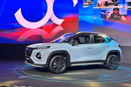 Chìm vào ế ẩm, Suzuki giảm giá gần trăm triệu cho loạt mẫu xe du lịch
