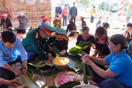 Bộ đội gói bánh chưng, mang Tết sớm đến với dân nghèo biên giới Gia Lai, Quảng Ngãi