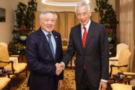 Phó Thủ tướng Thường trực Nguyễn Hòa Bình hội kiến Bộ trưởng Cao cấp Singapore Lý Hiển Long