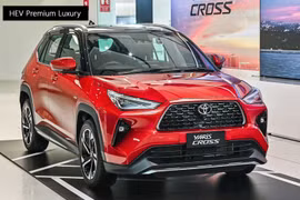 Toyota Yaris Cross 2026 giá quy đổi 677 triệu đồng, toàn bộ đều hybrid