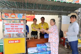 Tổ bầu cử số 16 phường Ninh Kiều chuẩn bị nước uống phục vụ cử tri trong ngày hội bầu cử