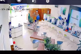 Gia Lai: Truy bắt 2 đối tượng dùng vật nghi súng, xông vào ngân hàng cướp tiền