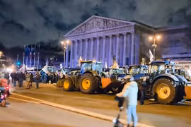 Nông dân Pháp lái hàng trăm máy kéo vào Paris để biểu tình