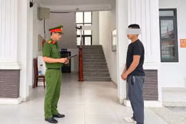 Mâu thuẫn chăn vịt, con rể tiếp sức cho bố vợ chém người trọng thương