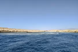 Iran đề xuất thu phí tàu thuyền qua eo biển Hormuz