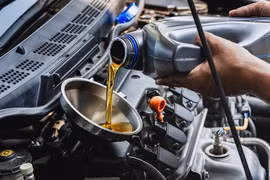 Vì sao thay dầu máy diesel luôn vất vả hơn xe xăng