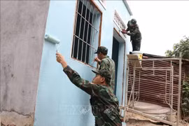 Bộ đội bám núi, vượt sông dựng nhà mới cho bà con vùng lũ