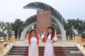 Đi chơi lễ 30/4 kiểu mới, Gen Z rủ nhau về Vườn Cau Đỏ “chụp ảnh - học sử”