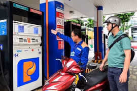 Trước cú sốc giá dầu toàn cầu, Việt Nam kích hoạt 'bộ công cụ' 'ghìm cương' xăng dầu