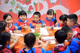 Acecook Việt Nam mang "Phở yêu thương" đến người dân vùng rốn lũ Hòa Thịnh