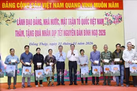 Chủ tịch Quốc hội tặng quà gia đình chính sách, hộ nghèo tại tỉnh Đồng Tháp