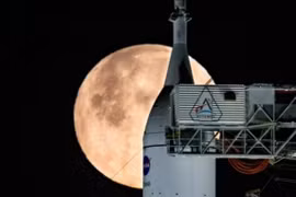NASA hoãn đưa người lên Mặt trăng vì sự cố rò rỉ nhiên liệu