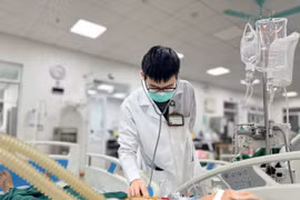 Tự ý bỏ uống thuốc lao thay bằng thuốc lá, bệnh nhân 73 tuổi thở máy, tiên lượng dè dặt