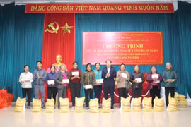 Phú Thọ: Trao 1.155 suất quà Tết "Ấm tình xuân Bính Ngọ" cho người nghèo