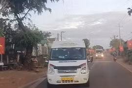 Gia Lai: Hai xe khách 16 chỗ liên tục tạt đầu xe khác trên Quốc lộ 14C gây bức xúc